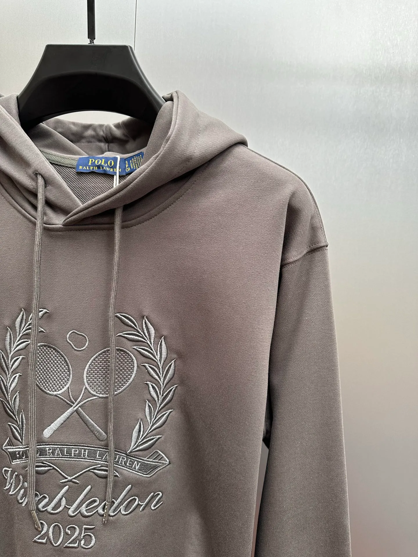 P280 RalphLauren/Ralph Lauren 2025 new autumn and winter large embroidered hooded sweatshirt Ralph Lauren's age-reducing item, the coat fabric is made of 60% cotton ➕40% polyester, which not only retains the softness, comfort and breathability of cotton, but also adds the wear resistance and wrinkle resistance of polyester fiber, making the clothes more durable and easy to care for. Even in slightly cooler weather, you won't feel stuffy when wearing it. This kind of fabric has a natural crisp feel and is not easy to pill or deform. Hooded design effectively improves thermal insulation performance. The embroidery on the chest and the fabric are of the same color. The colors are full, three-dimensional and lifelike, adding a bit of liveliness and interest to the whole sweatshirt. There is no pressure to dress, regardless of age or gender. Complete accessories!  Color: navy blue, black, gray size: S-xL
